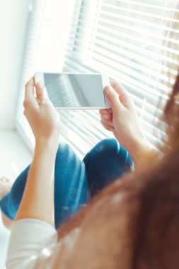 Modern cep telefonu elinde olan kadın 