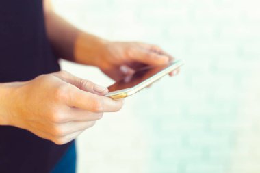 Modern cep telefonu elinde olan kadın 