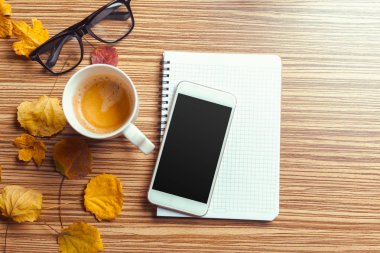 smartphone yükseltilmiş görünümünü ahşap tablo