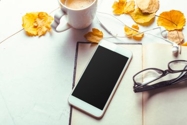 Üstten görünüm smartphone sahte şablon ile siyah ekran