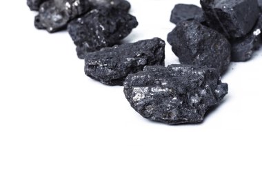 Beyaz doğal ahşap kömür göl kenarında