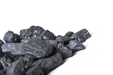 Beyaz doğal ahşap kömür göl kenarında