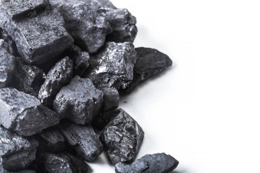 Beyaz doğal ahşap kömür göl kenarında