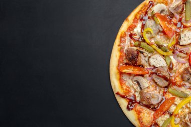Pizza tebeşir tahtası üzerinde 
