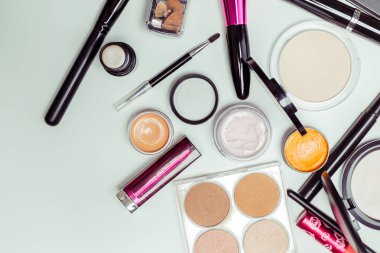 Fırçalar ve beyaz bir arka plan üzerinde izole kozmetik. Üstten Görünüm.
