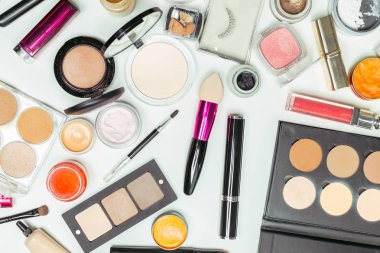 Fırçalar ve beyaz bir arka plan üzerinde izole kozmetik. Üstten Görünüm.