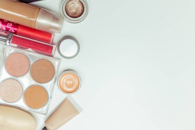 Fırçalar ve beyaz bir arka plan üzerinde izole kozmetik. Üstten Görünüm.