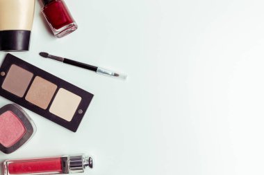 Fırçalar ve beyaz bir arka plan üzerinde izole kozmetik. Üstten Görünüm.