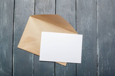 Ahşap arka plan üzerinde boş zarf fotoğrafı