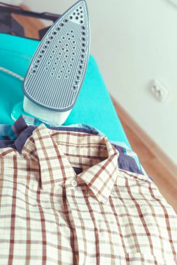 Hafif ev içi arka planda ütü tahtası