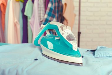 Hafif ev içi arka planda ütü tahtası