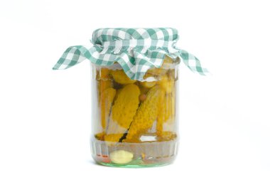 Beyaz arka plan üzerinde izole cam kavanozlarda konserve sebzeler