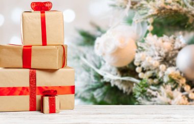 Eski masada hediyeler yığını önden görünümü