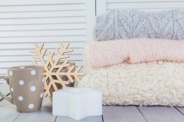 Ahşap bir masa üzerinde kazak örme yığını beyaz rahat