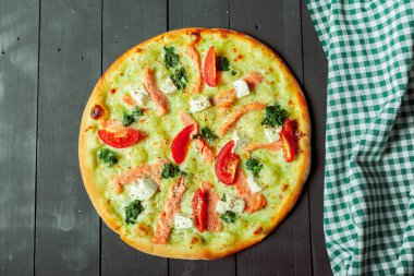 ahşap arka plan üzerinde taze lezzetli pizza