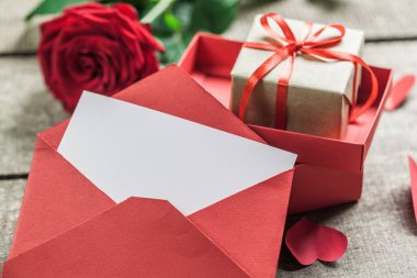 Gül ve ahşap masa, Sevgililer günü arka plan üzerinde bir kalp