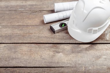 Planları ve ahşap arka plan üzerinde güvenlik kask