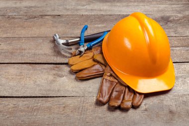 yükseltilmiş görünümünü işçisi ve eski deri eldiven