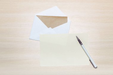 Ahşap arka plan üzerinde boş zarf fotoğrafı