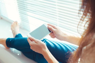 Modern cep telefonu elinde olan kadın 