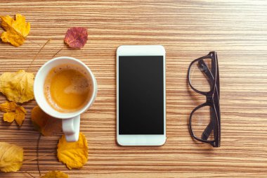 smartphone yükseltilmiş görünümünü ahşap tablo