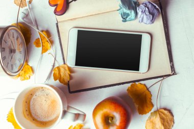 Üstten görünüm smartphone sahte şablon ile siyah ekran