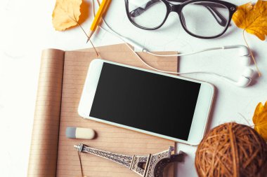 Üstten görünüm smartphone sahte şablon ile siyah ekran