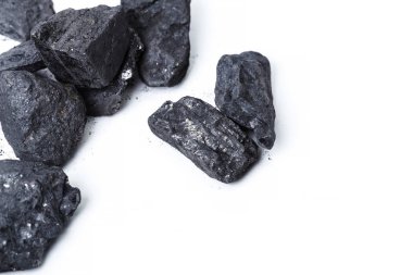 Beyaz doğal ahşap kömür göl kenarında