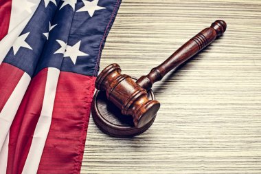Yargıç tokmak ve arka plan ile ABD bayrağı