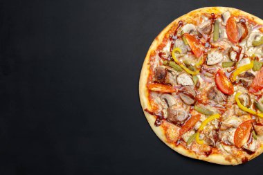 Pizza tebeşir tahtası üzerinde 