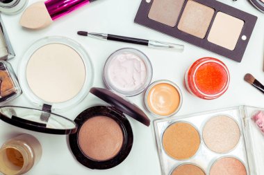 Fırçalar ve beyaz bir arka plan üzerinde izole kozmetik. Üstten Görünüm.