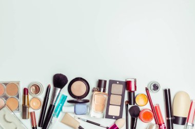 Fırçalar ve beyaz bir arka plan üzerinde izole kozmetik. Üstten Görünüm.
