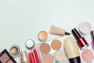 Fırçalar ve beyaz bir arka plan üzerinde izole kozmetik. Üstten Görünüm.