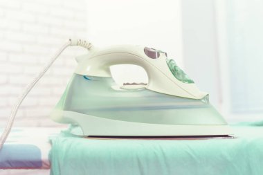 Hafif ev içi arka planda ütü tahtası