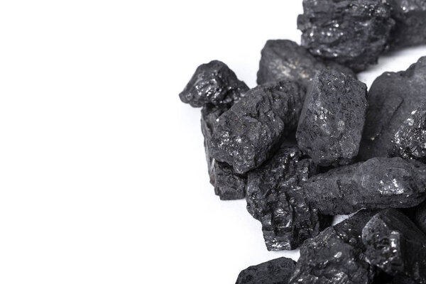 Натуральный древесный уголь, изолированный на белом
