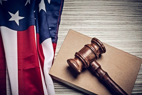 裁判官小槌とアメリカの国旗を背景 — ストック写真
