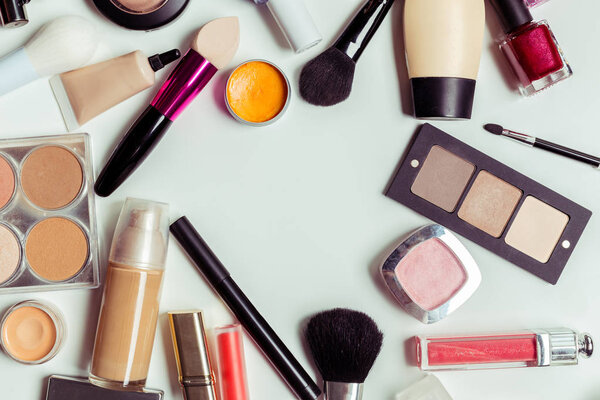 Кисти и косметика изолированы на белом фоне. Вид сверху
.