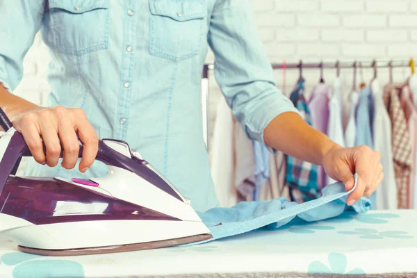 Kadın giysileri Ütü masası üzerinde Ütü Close-up