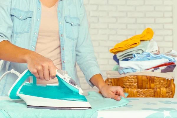 Kadın giysileri Ütü masası üzerinde Ütü Close-up