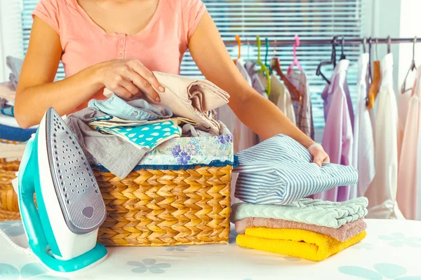 Büyük kazık Çamaşırhane Ütü masası getirerek ev kadını