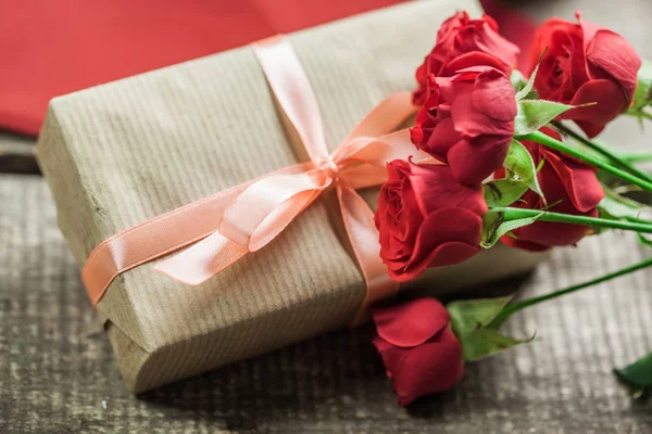 Τριαντάφυλλα Και Μια Καρδιά Σανίδα Φόντο Ημέρα Του Αγίου Βαλεντίνου — Φωτογραφία Αρχείου