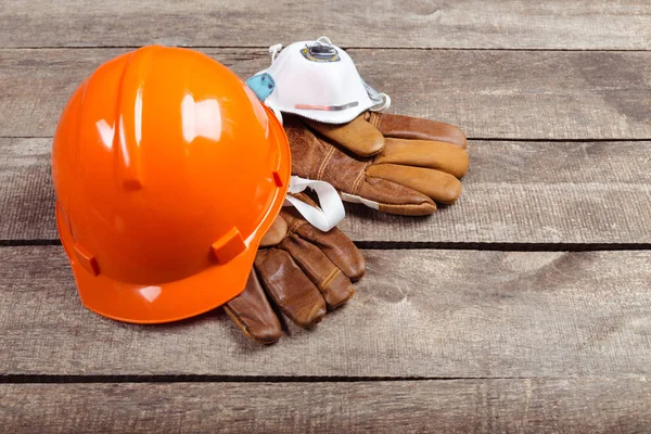 Forhojd Utsikt Hardhat Och Gamla Läderhandskar — Stockfoto