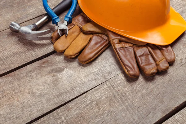 Forhojd Utsikt Hardhat Och Gamla Läderhandskar — Stockfoto