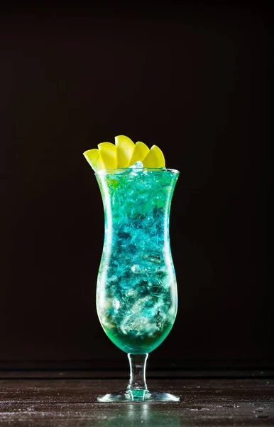 Framifrån Blue Curacao Cocktail — Stockfoto