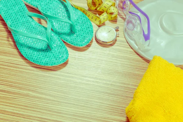 Ahşap arka plan üzerinde yüzme havuzu için aksesuarlar