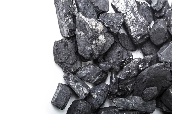 Beyaz doğal ahşap kömür göl kenarında