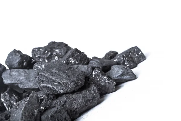 Beyaz doğal ahşap kömür göl kenarında