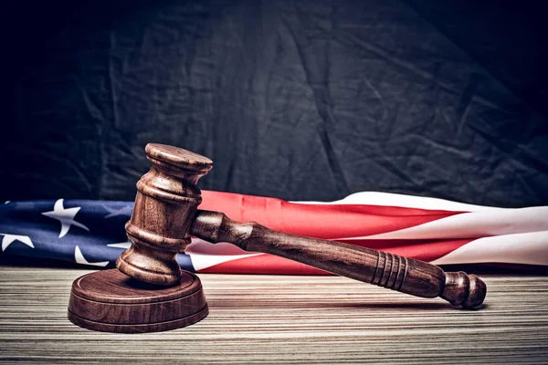 Yargıç tokmak ve arka plan ile ABD bayrağı