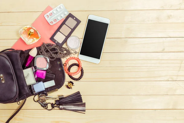 Kadınlar çanta malzeme ahşap arka plan üzerinde görüntüleyin