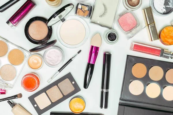 Fırçalar ve beyaz bir arka plan üzerinde izole kozmetik. Üstten Görünüm.